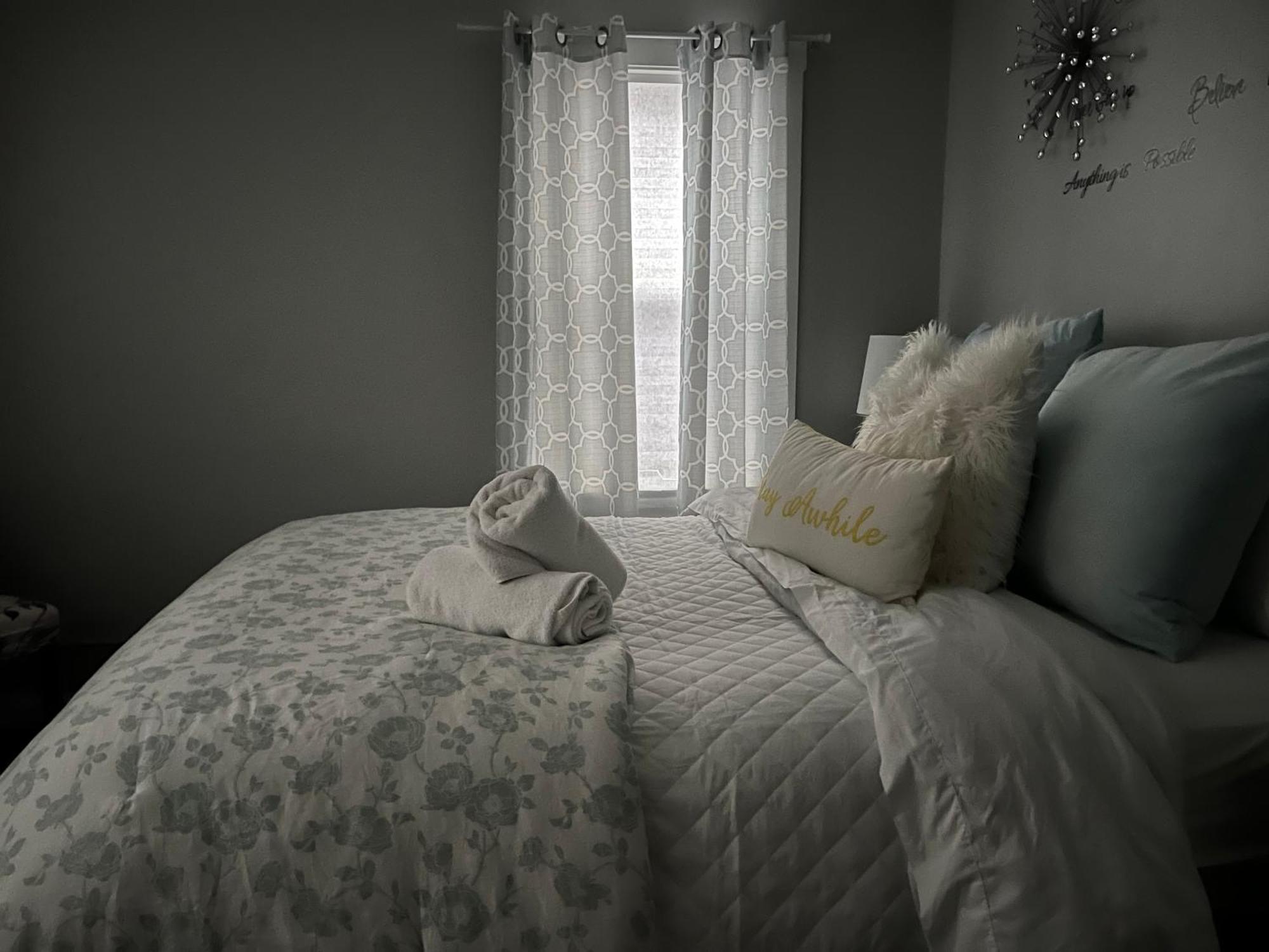 Cozy, 1St Floor Apartment 2Bdrms Plus Semi Private Room With Futon Pets With Fee Family Friendly Close To Everything Cleveland Esterno foto